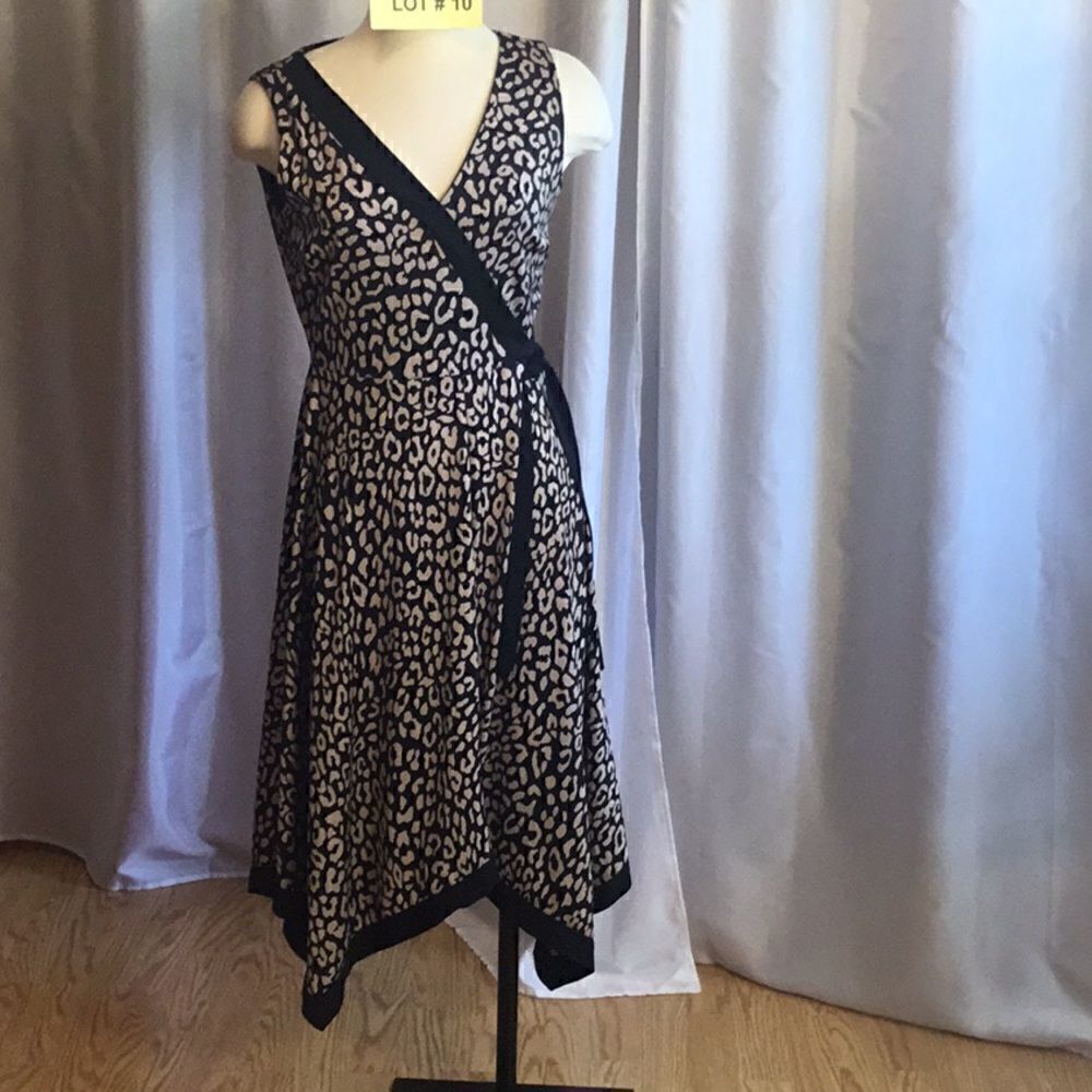 Faux wrap style dress in animal print, pull on v neck, size small SHELBY/PALMER - Picture 2 of 13